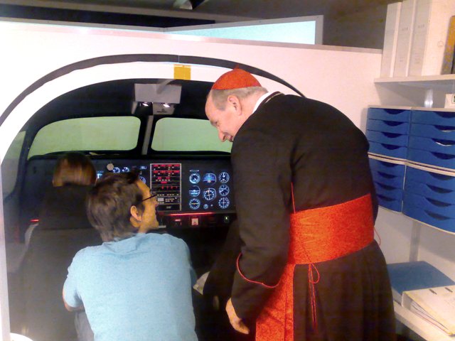 Kardinal Schönborn im Simulator