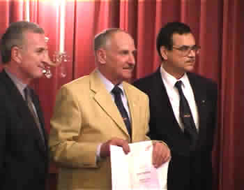 Auszeichnung Ehrenabzeichen der Österreichischen Turn- und Sportunion für Adolf Pozdena, Motorflugunion Klosterneuburg