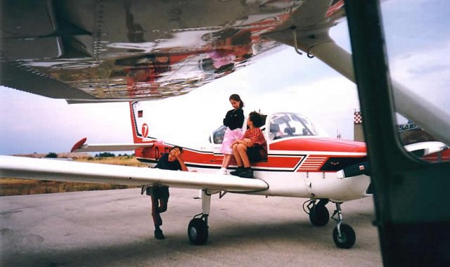 Kinder Warten auf die Italiener, Clubausflug Motorflugunion Klosterneuburg, 2001, Flugschule